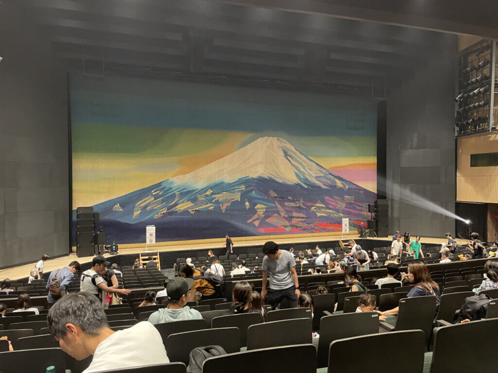 日本青年館ホールの中
