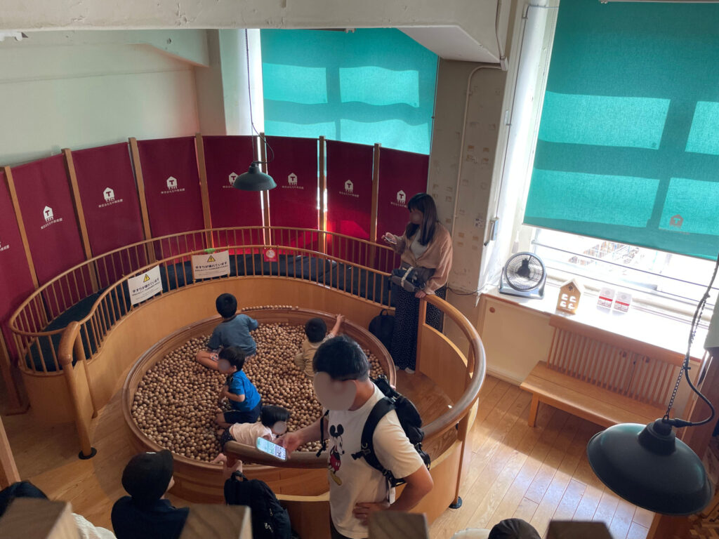 木のボールプール