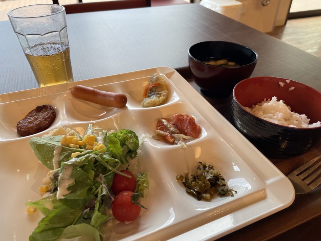 朝食のブッフェ