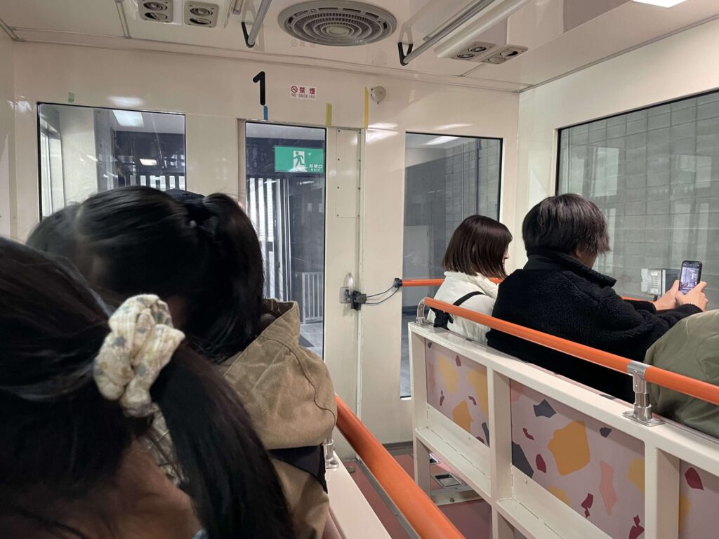 ライオンバス内部