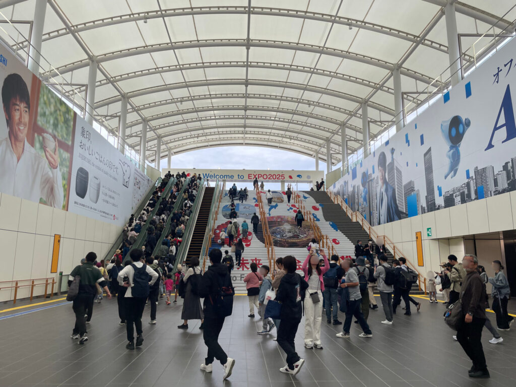 夢洲駅の階段