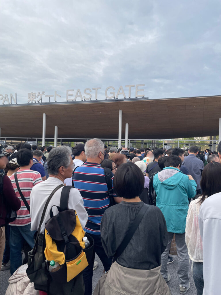 万博東ゲート入場待機中